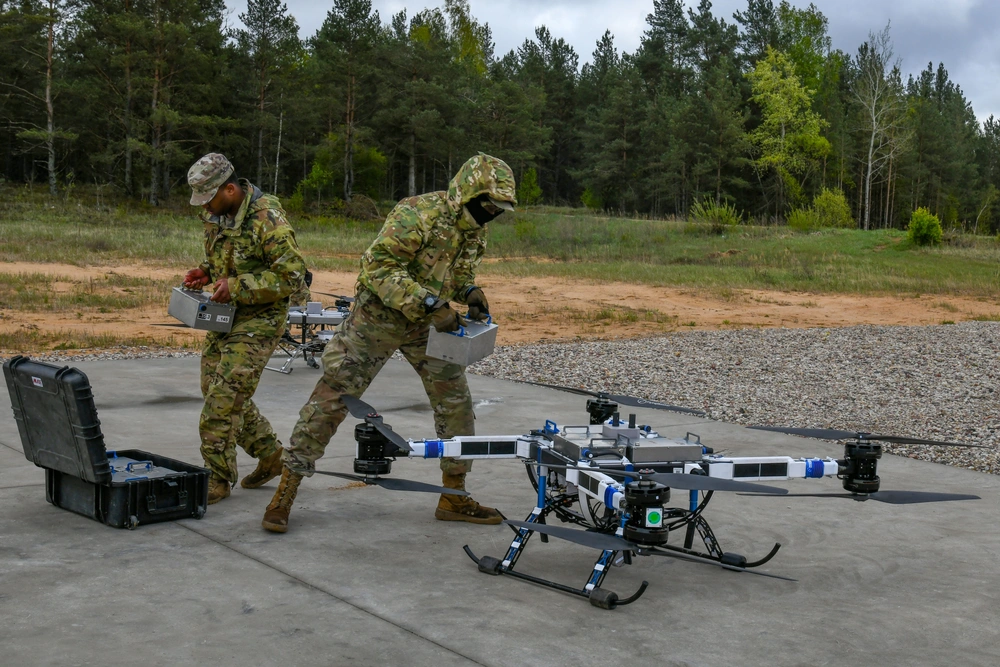 Swift Response 2025: la Folgore si lancia in Lituania - difesanews.com Swift Response 2025: la Folgore si lancia in Lituania - difesanews.com