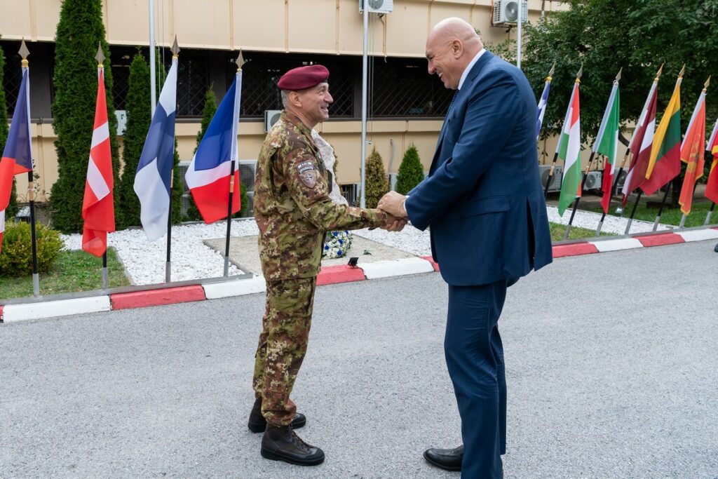Kosovo, l’appello del Generale Paracadutista Barduani: «Serve la politica, la pace non si costruisce solo con i militari» - difesanews.com Kosovo, l’appello del Generale Paracadutista Barduani: «Serve la politica, la pace non si costruisce solo con i militari» - difesanews.com