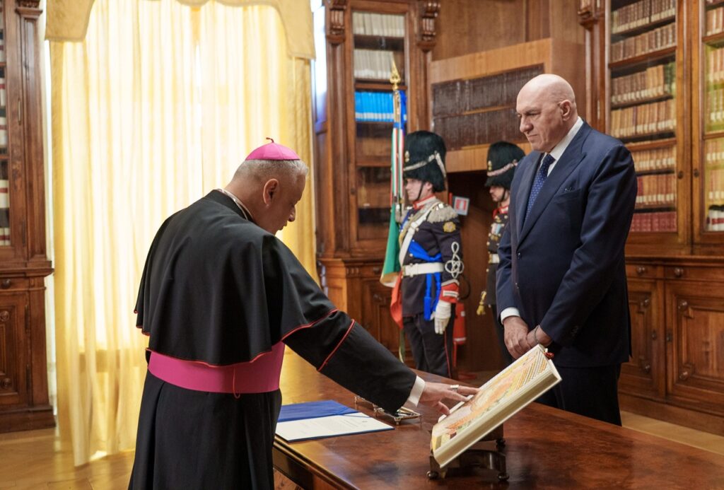 Giuramento dell’Ordinario Militare per l’Italia, S.E.R. Mons. Gian Franco Saba - difesanews.com Giuramento dell’Ordinario Militare per l’Italia, S.E.R. Mons. Gian Franco Saba - difesanews.com