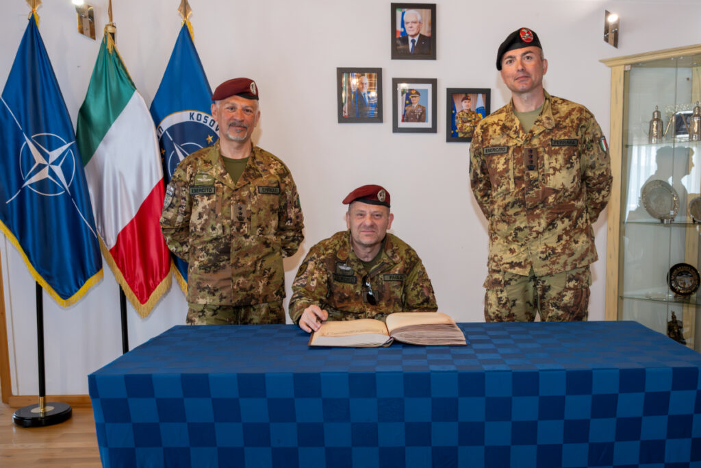 Gianfranco Paglia dai nostri Paracadutisti in Kosovo - DIFESANEWS.COM - Notizie difesa, sicurezza e geopolitica Gianfranco Paglia dai nostri Paracadutisti in Kosovo - difesanews.com