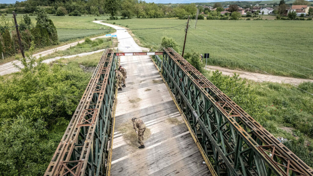 Il ponte della speranza: i paracadutisti dell’8° Reggimento Genio Guastatori “Folgore” in Kosovo - difesanews.com