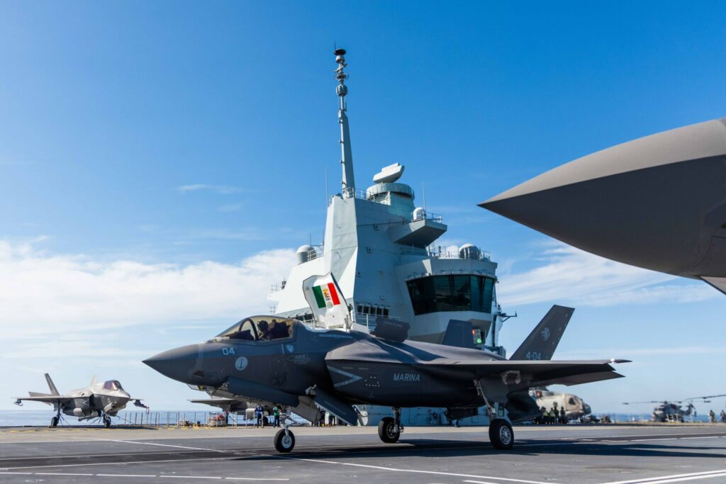 Storico decollo: F-35 B operano per la prima volta da una portaerei britannica - difesanews.com Storico decollo: F-35 B operano per la prima volta da una portaerei britannica - difesanews.com