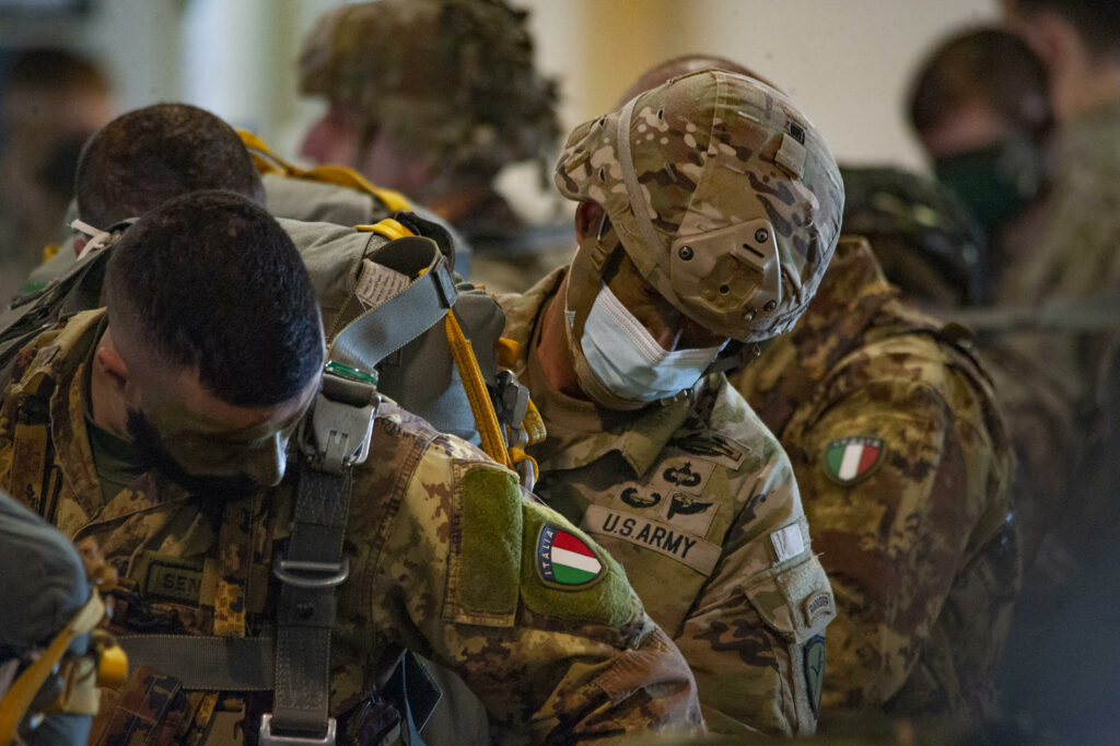 Swift Response 2025: la Folgore si lancia in Lituania - brigatafolgore.net