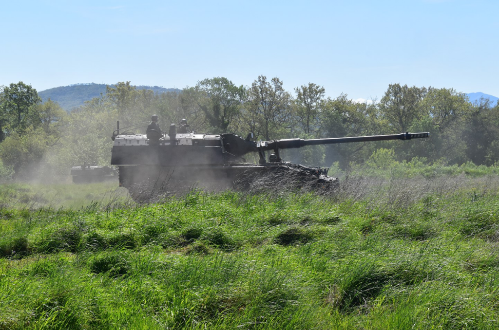 Flaming Sunrise 25: Il 52° Torino in azione con il PZH2000 - difesanews.com Flaming Sunrise 25: Il 52° Torino in azione con il PZH2000 - difesanews.com