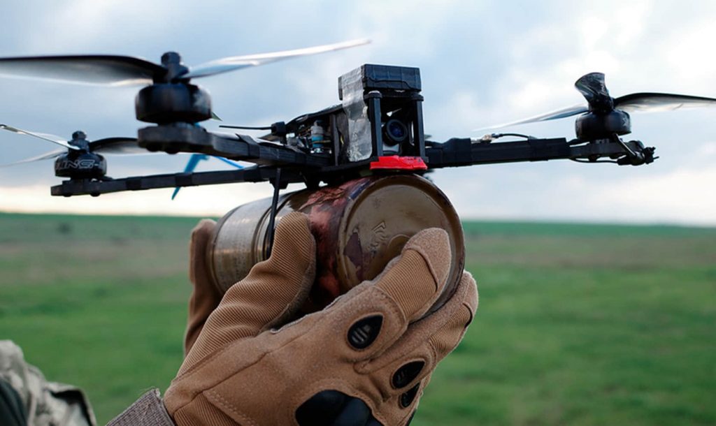 Droni FPV a fibra ottica: l’arma silenziosa della guerra tra Russia e Ucraina - brigatafolgore.net
