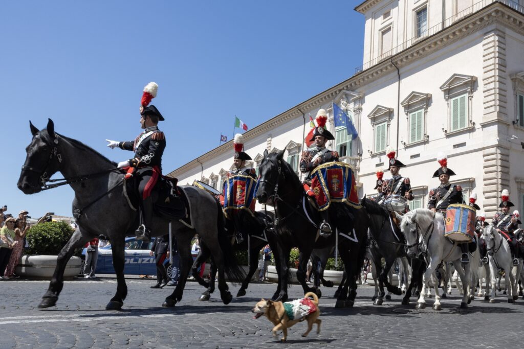 Cambio della Guardia d’Onore al Quirinale: I Corazzieri si schierano per la Festa della Repubblica - DEFENSANEWS.COM - Noticias defensa y seguridad Cambio della Guardia d’Onore al Quirinale: Solenne Cerimonia per la Festa della Repubblica - difesanews.com