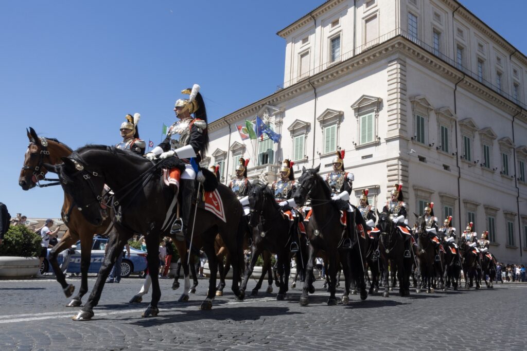 Cambio della Guardia d’Onore al Quirinale: I Corazzieri si schierano per la Festa della Repubblica - DEFENSANEWS.COM - Noticias defensa y seguridad Cambio della Guardia d’Onore al Quirinale: Solenne Cerimonia per la Festa della Repubblica - difesanews.com