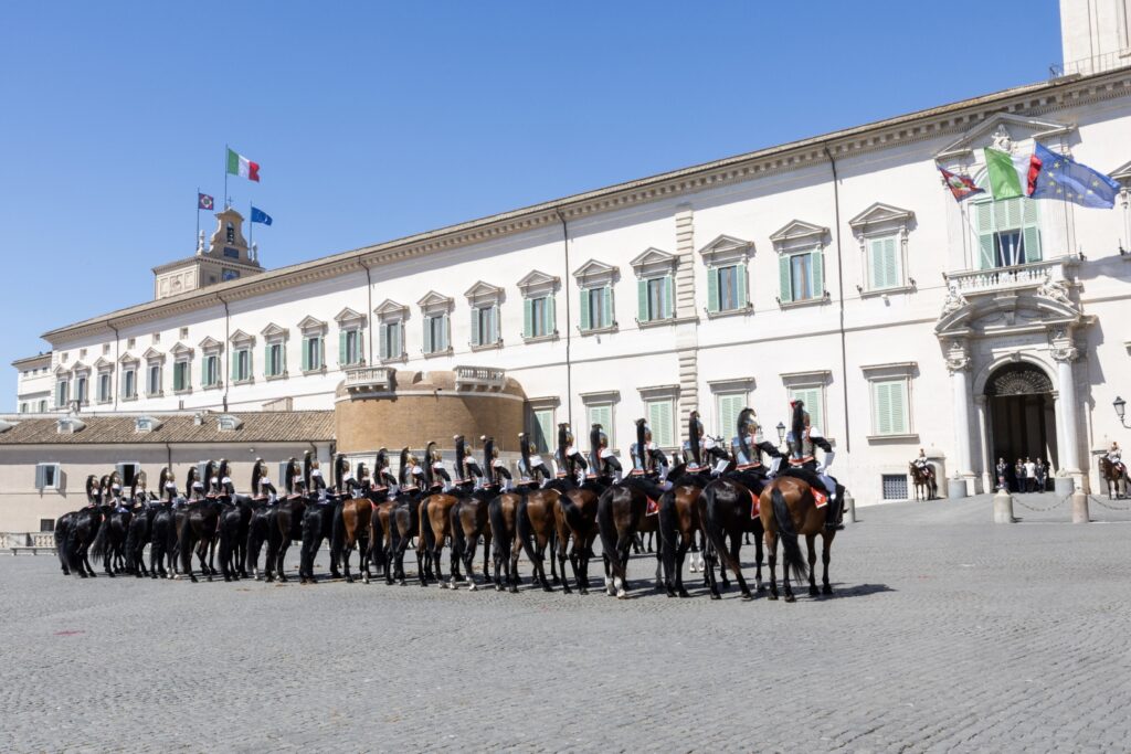 Cambio della Guardia d’Onore al Quirinale: I Corazzieri si schierano per la Festa della Repubblica - DEFENSANEWS.COM - Noticias defensa y seguridad Cambio della Guardia d’Onore al Quirinale: Solenne Cerimonia per la Festa della Repubblica - difesanews.com