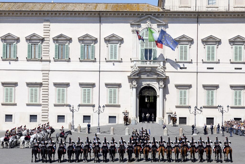 Cambio della Guardia d’Onore al Quirinale: I Corazzieri si schierano per la Festa della Repubblica - DEFENSANEWS.COM - Noticias defensa y seguridad Cambio della Guardia d’Onore al Quirinale: Solenne Cerimonia per la Festa della Repubblica - difesanews.com