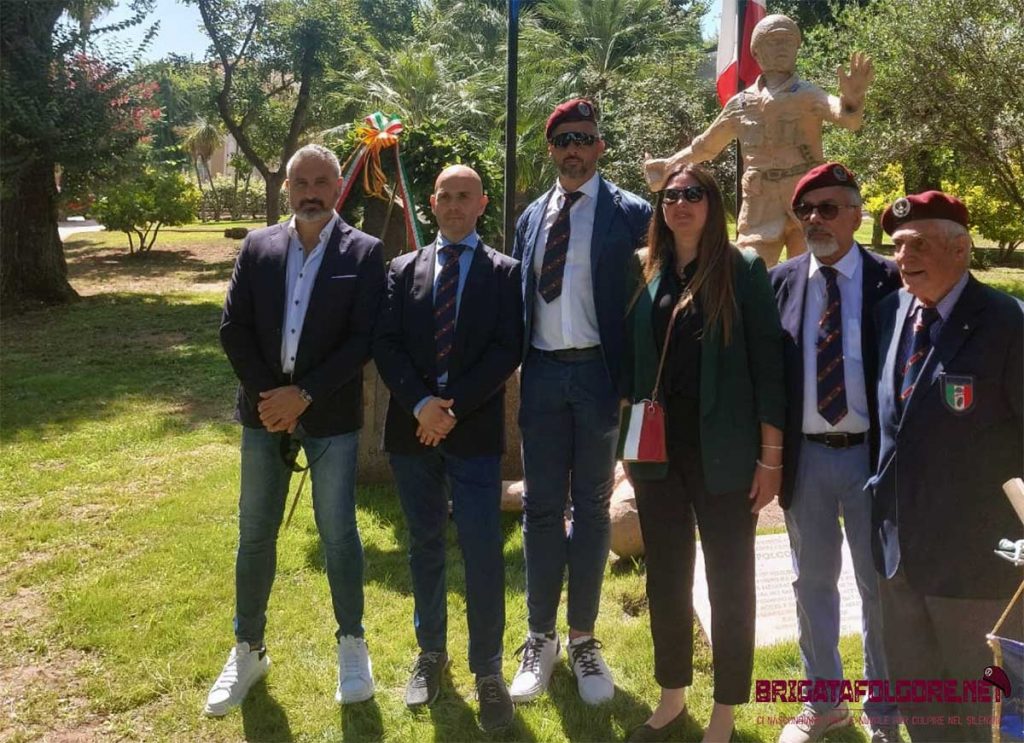Alghero rende onore ai Leoni della Folgore: inaugurato il monumento ai caduti di El Alamein - difesanews.com Alghero rende onore ai Leoni della Folgore: inaugurato il monumento ai caduti di El Alamein - difesanews.com