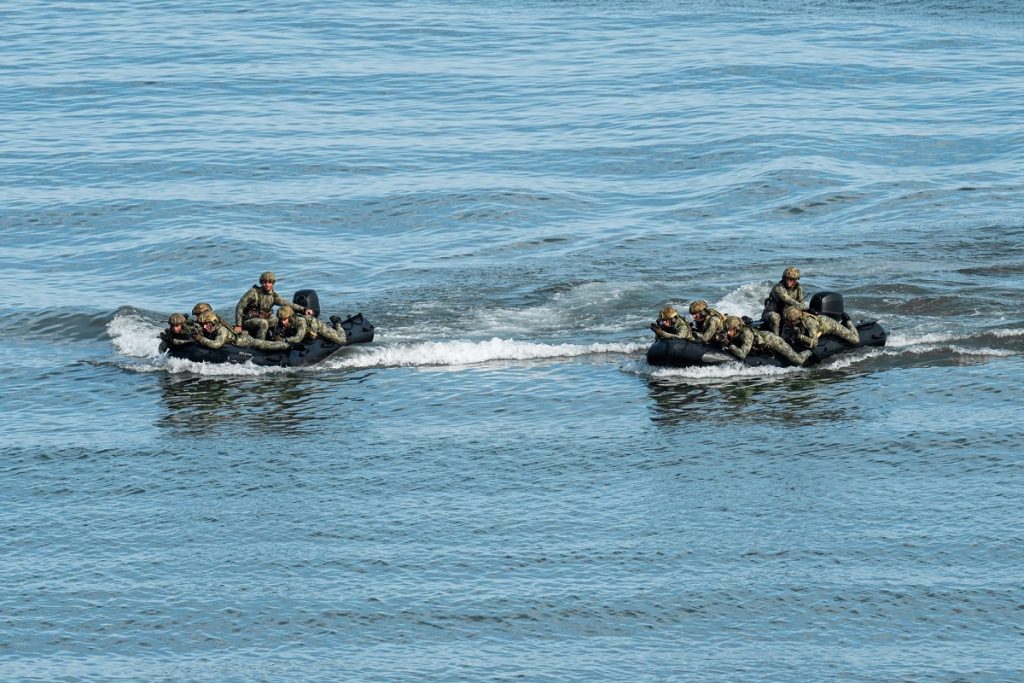 Incursori ed elicotteri in azione: l’Esercito conquista Jesolo tra manovre e applausi - difesanews.com Incursori ed elicotteri in azione: l’Esercito conquista Jesolo tra manovre e applausi - difesanews.com